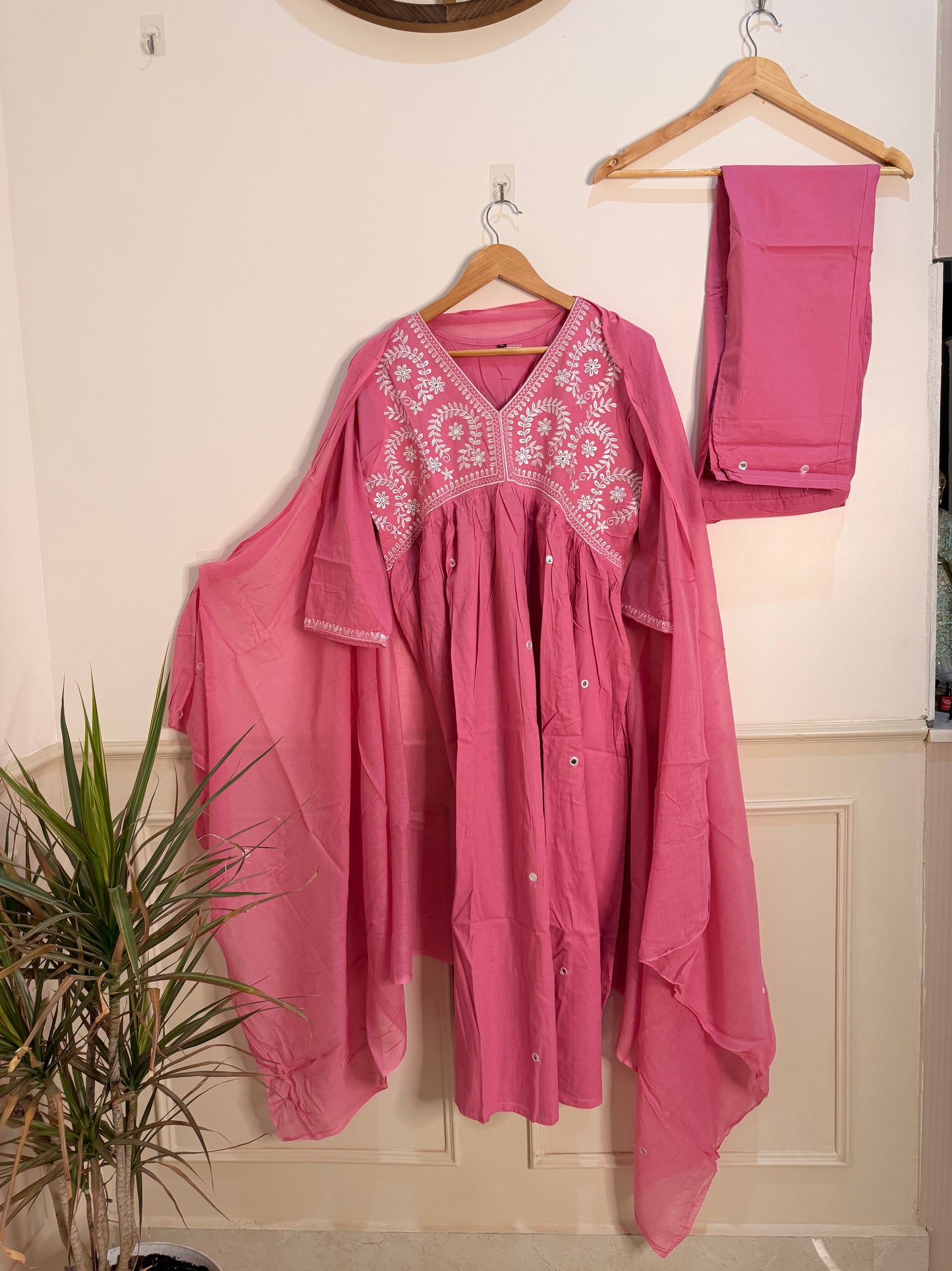 Elegant Rose Pink Embroidered Women’s Kurta Set (3-Piece)