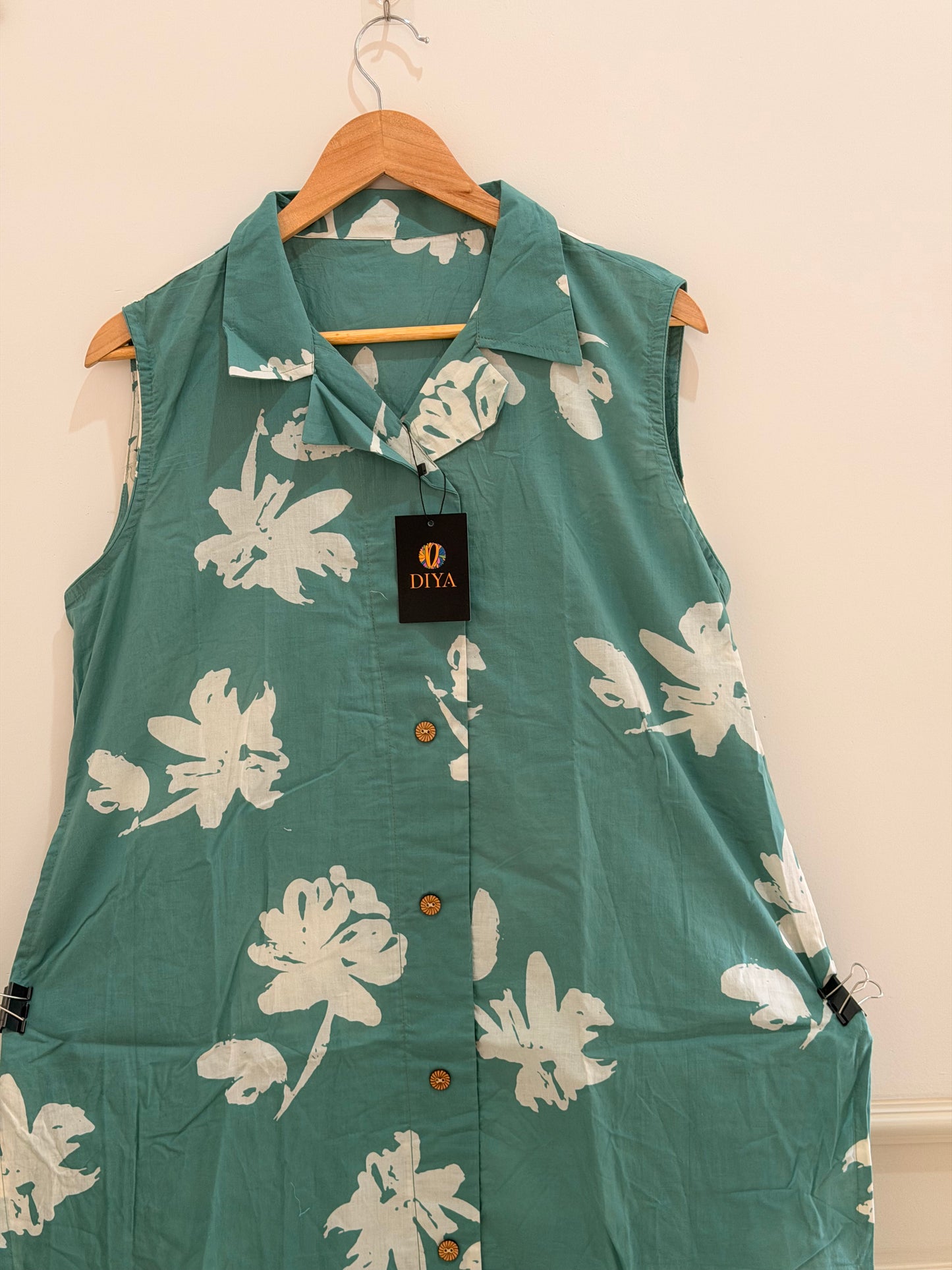 Sage Green Floral Sleeveless Kurta Set (2-Piece)