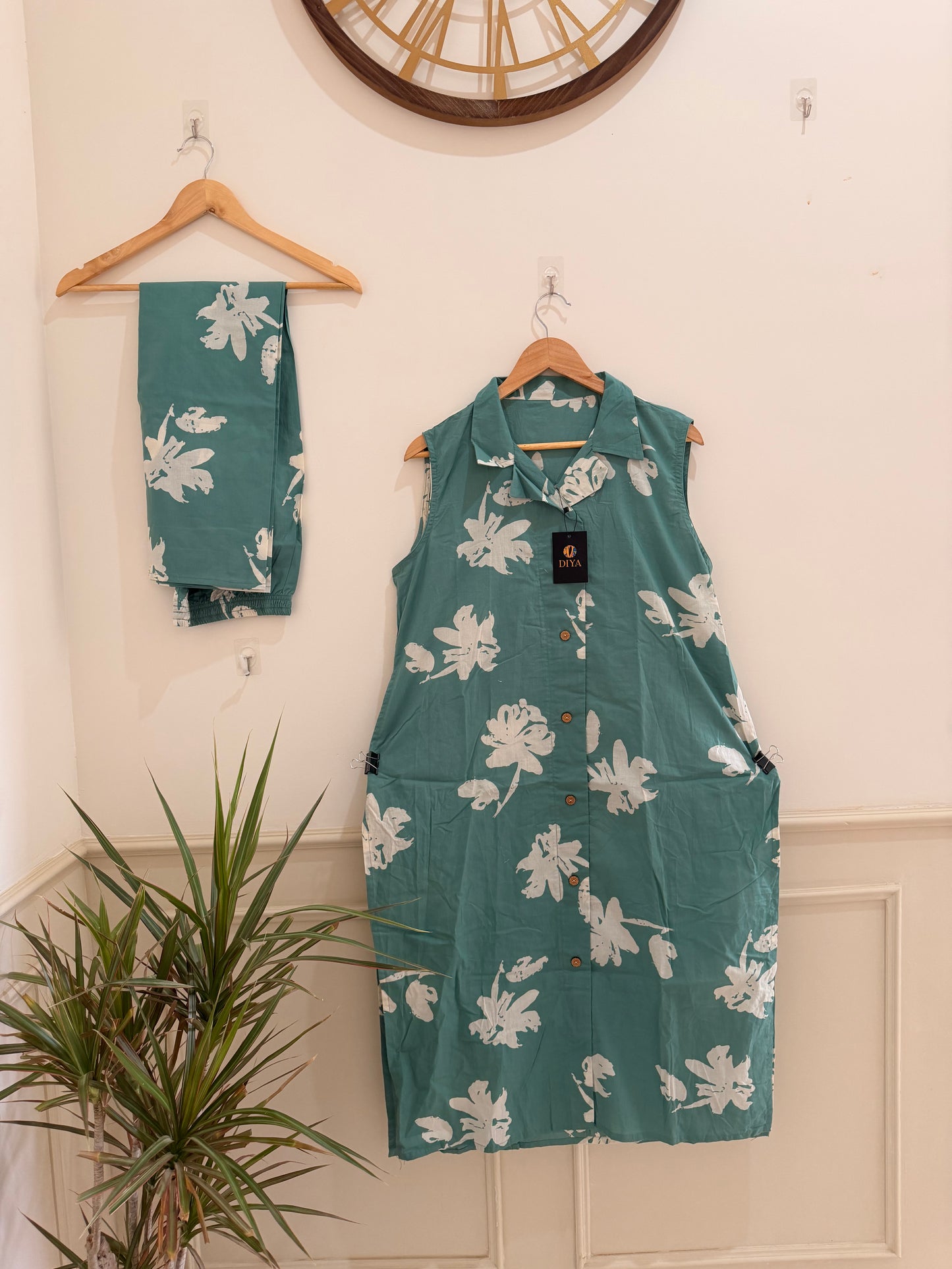Sage Green Floral Sleeveless Kurta Set (2-Piece)