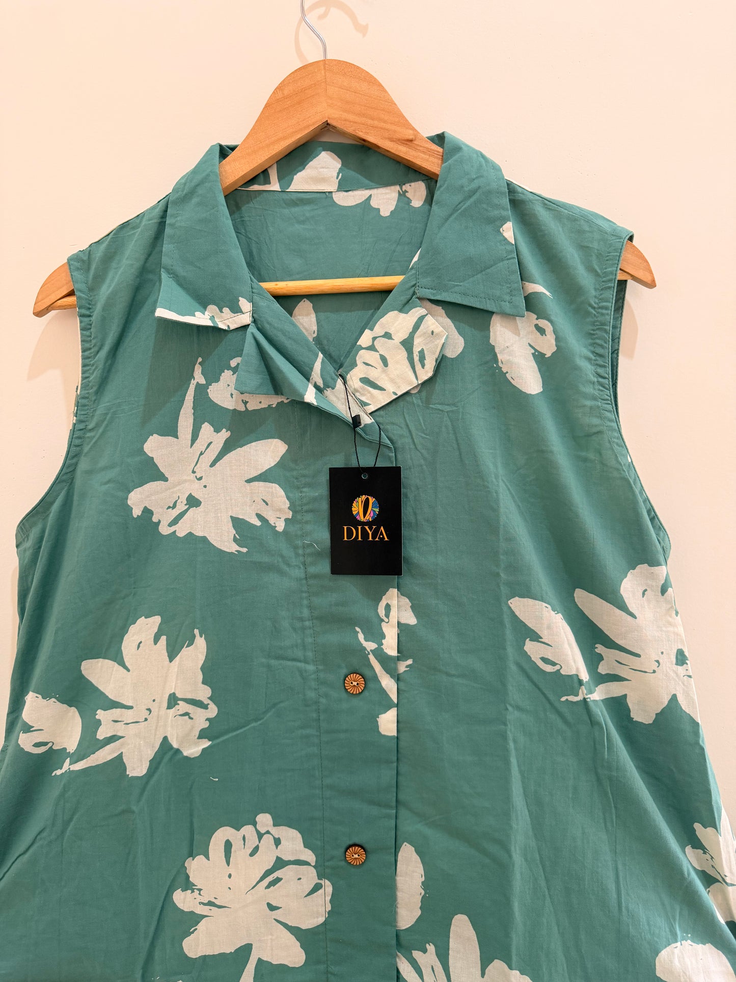 Sage Green Floral Sleeveless Kurta Set (2-Piece)