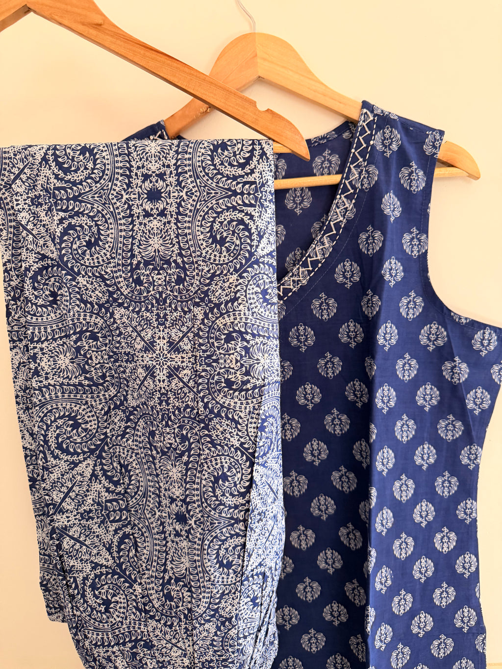 Indigo Printed Sleeveless Women’s Kurta Set (2-Piece)