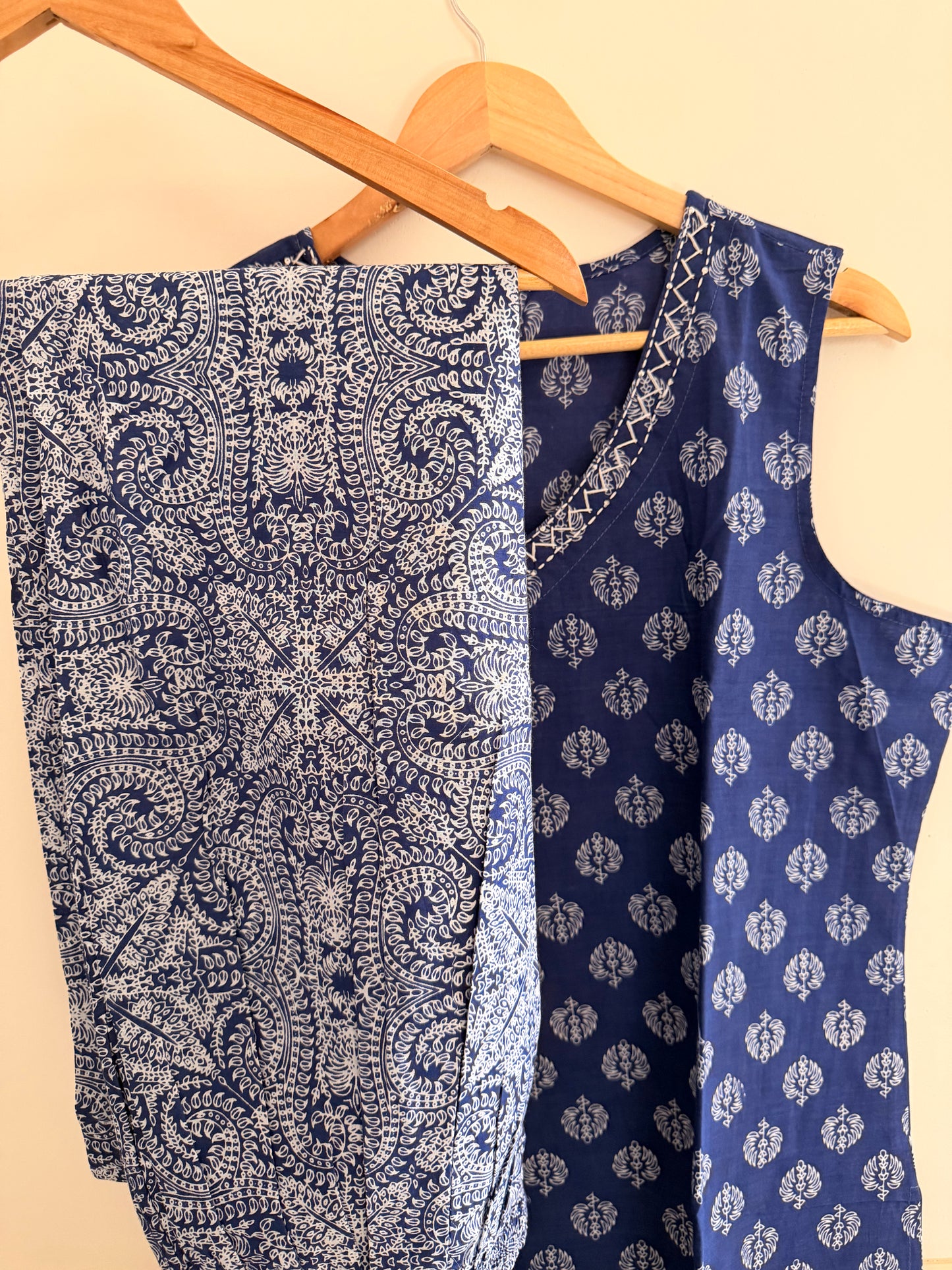 Indigo Printed Sleeveless Women’s Kurta Set (2-Piece)
